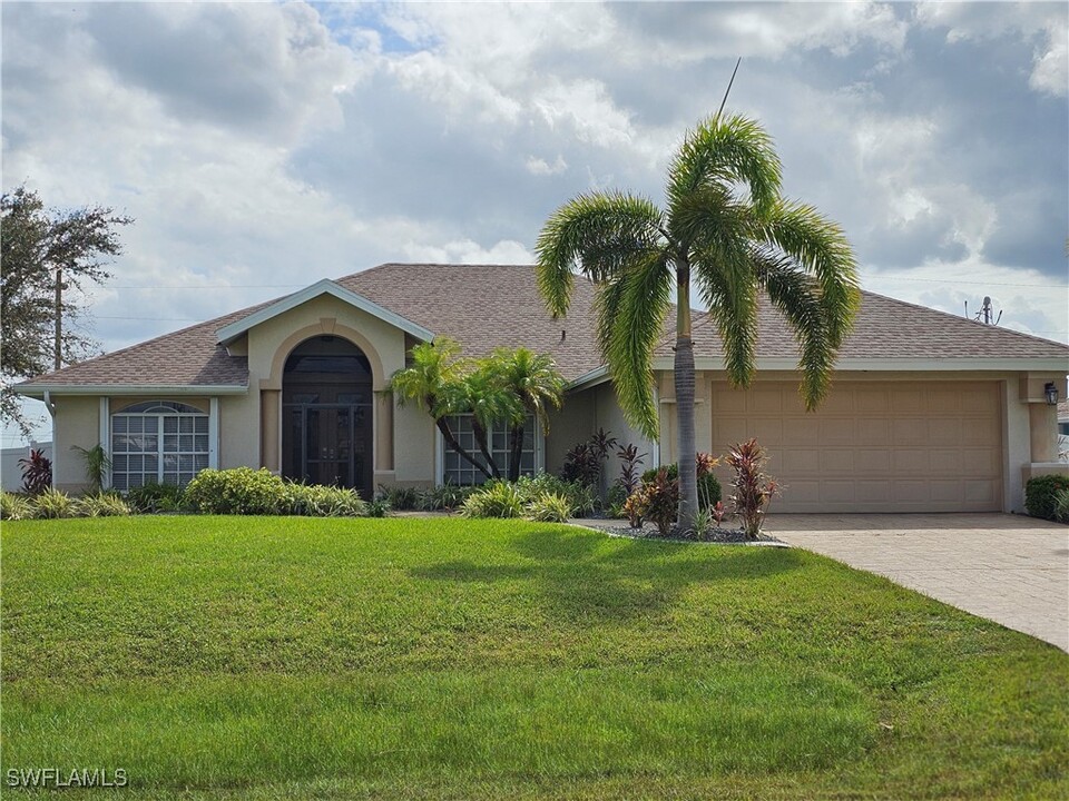 2236 SW 27th St in Cape Coral, FL - Foto de edificio