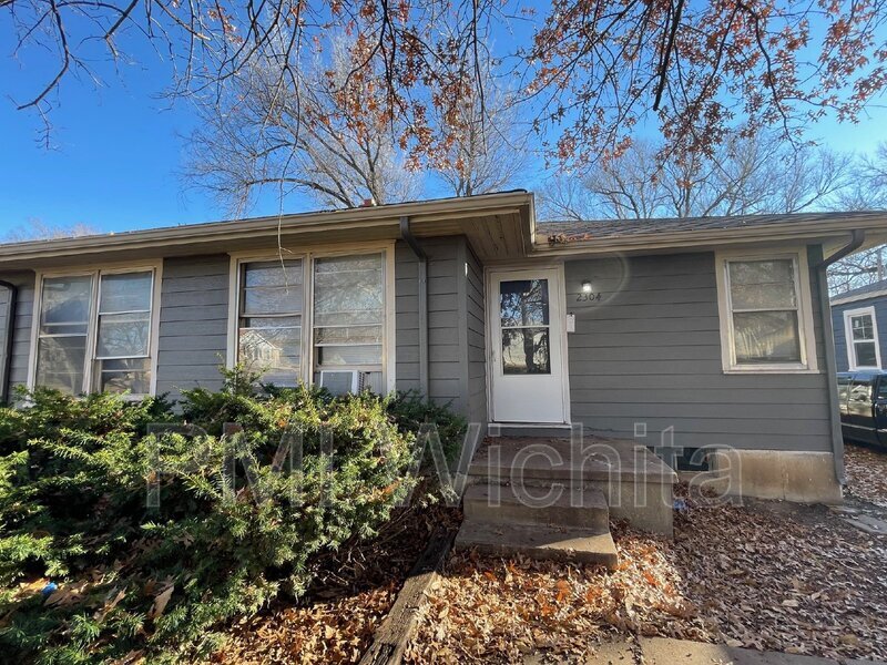 2304 S Broadview St in Wichita, KS - Building Photo