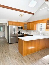 8780 SW Washington Dr in Portland, OR - Building Photo - Building Photo