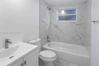 638 NE 166th St in Miami, FL - Building Photo - Building Photo