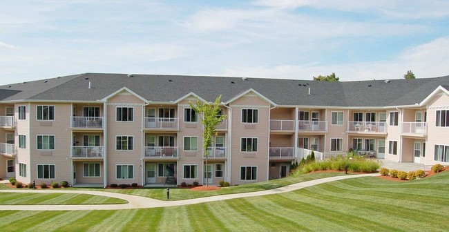 Holiday Maple Suites in Dover, NH - Foto de edificio - Building Photo