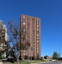 Chateau Royale Condos in St Catharines, ON - Building Photo