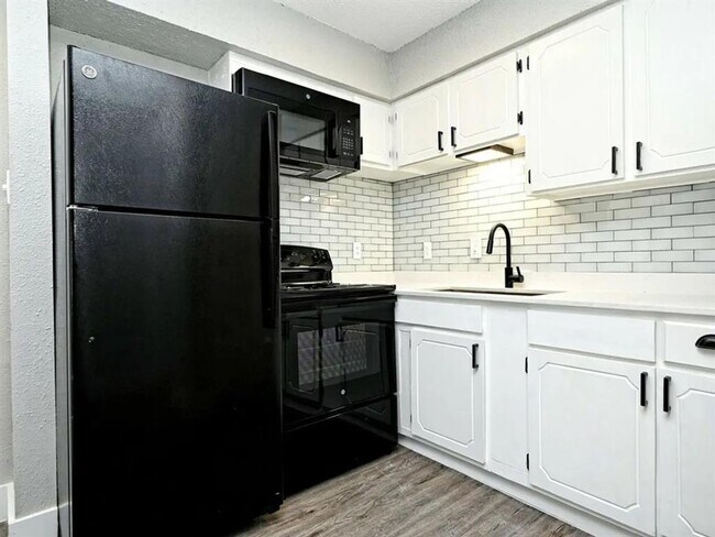 1220 W Anderson Ln.-Unit -203 in Austin, TX - Building Photo - Building Photo