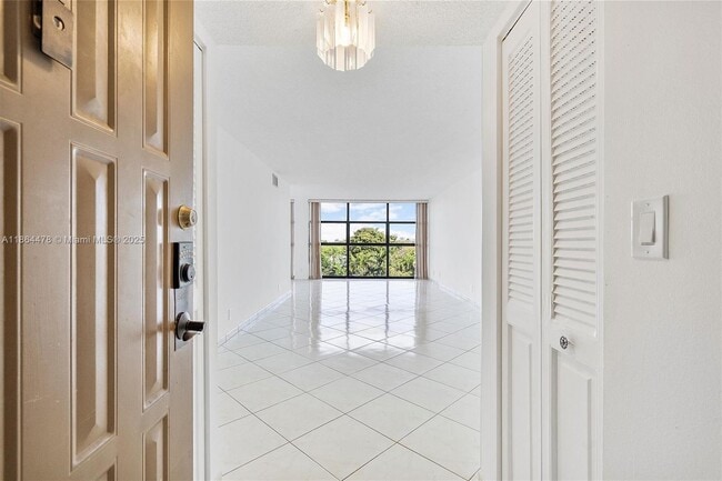 600 Parkview Dr in Hallandale Beach, FL - Building Photo - Building Photo