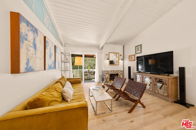 6425 Green Valley Cir in Culver City, CA - Building Photo - Building Photo