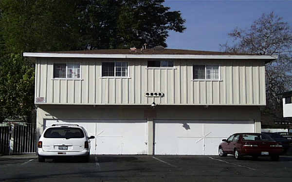 4949 Coldwater Canyon Ave in Sherman Oaks, CA - Foto de edificio - Building Photo