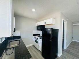 1122 Neptune Dr in Ruskin, FL - Building Photo