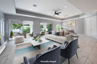 4920 NE 1st Terrace in Oakland Park, FL - Foto de edificio - Building Photo