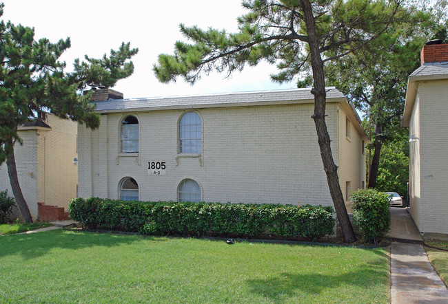 1805 Roman Rd in Grand Prairie, TX - Foto de edificio - Building Photo