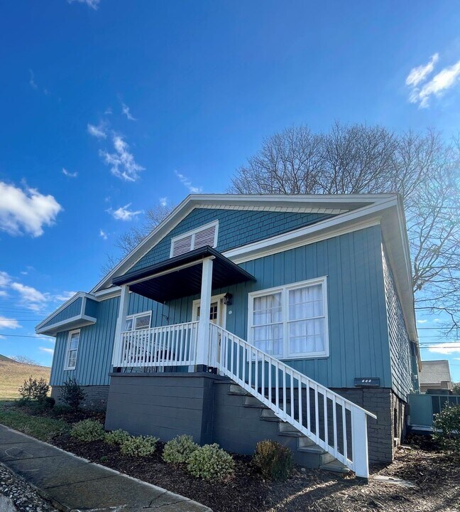 135 8th Ave in Cramerton, NC - Building Photo