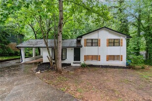 5786 Deerfield Trail in College Park, GA - Building Photo