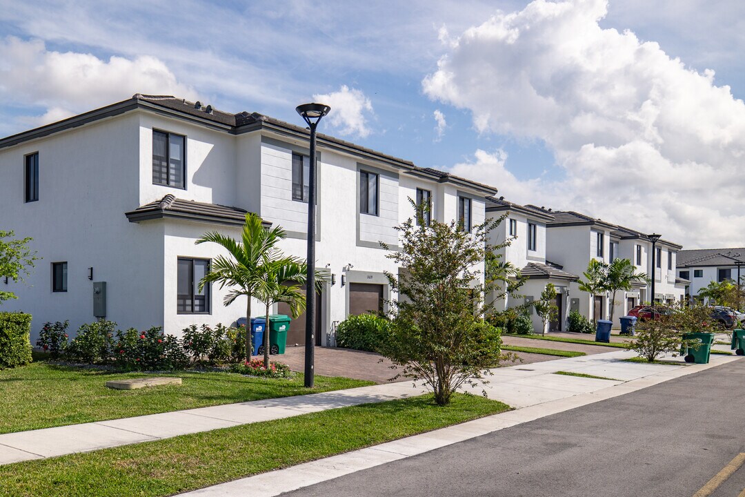 Century Gardens South in Miami, FL - Building Photo