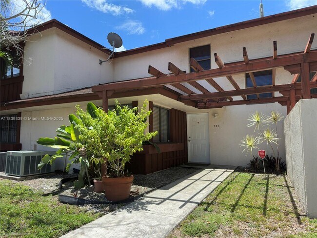650 NW 210th St in Miami, FL - Building Photo - Building Photo