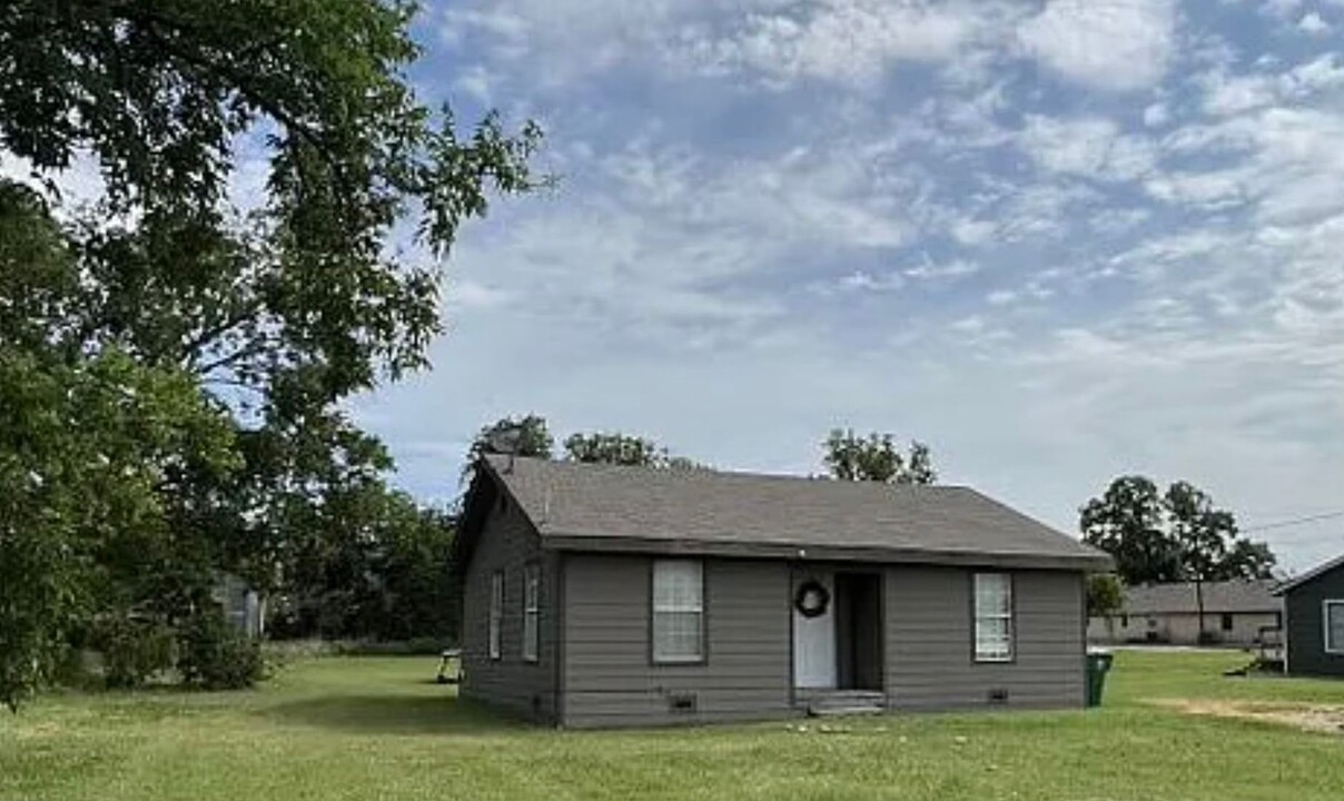 206 W Bailey St in Ponder, TX - Building Photo