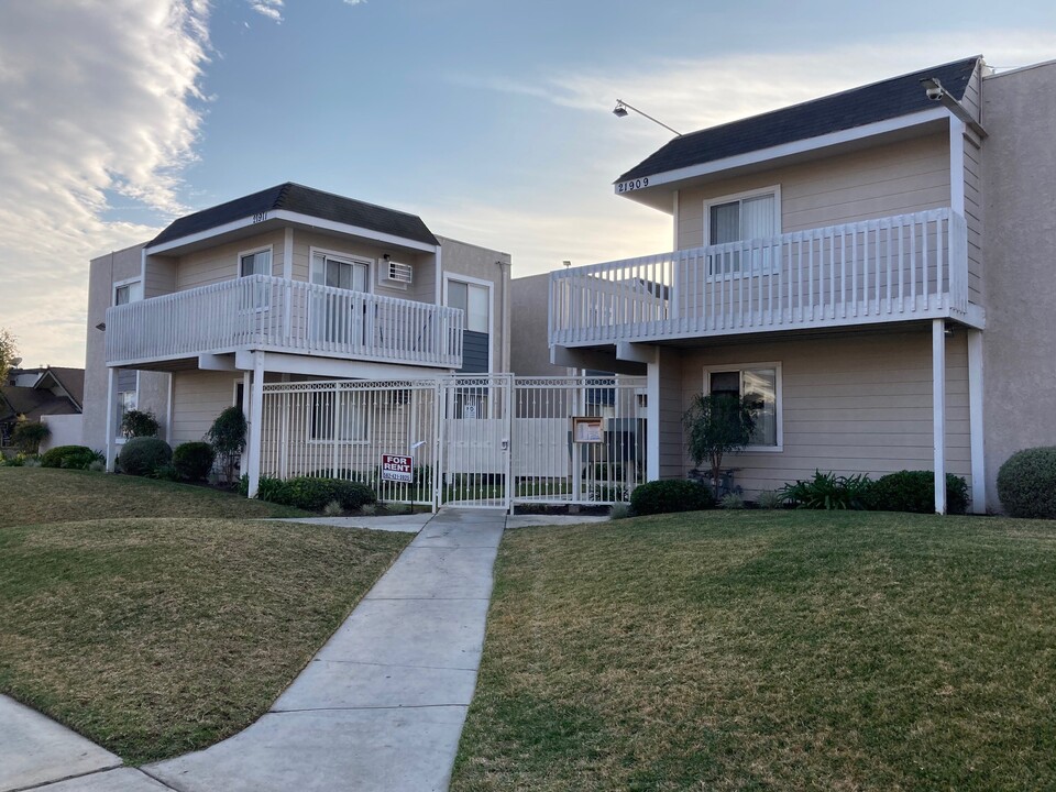 Claretta Avenue Apartments in Hawaiian Gardens, CA - Foto de edificio