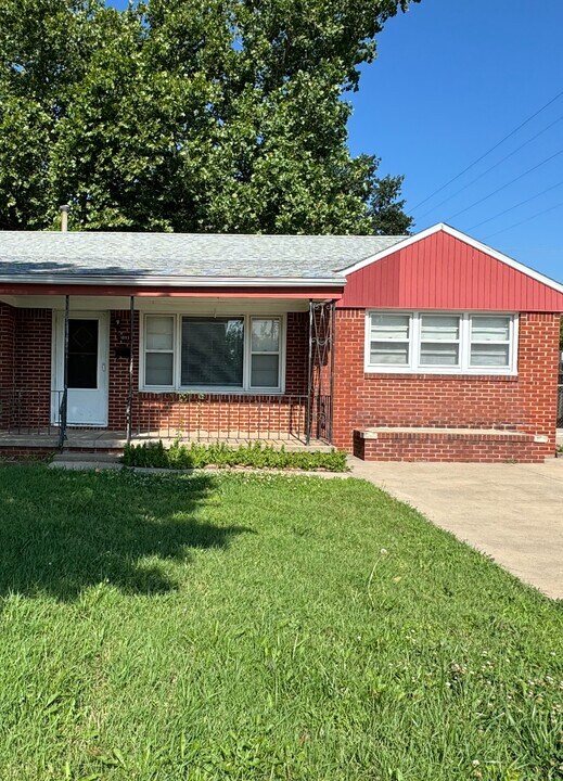 1033 N Woodlawn Blvd in Derby, KS - Building Photo