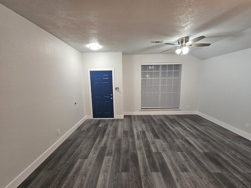 919 Crestwood Dr in Cedar Hill, TX - Building Photo
