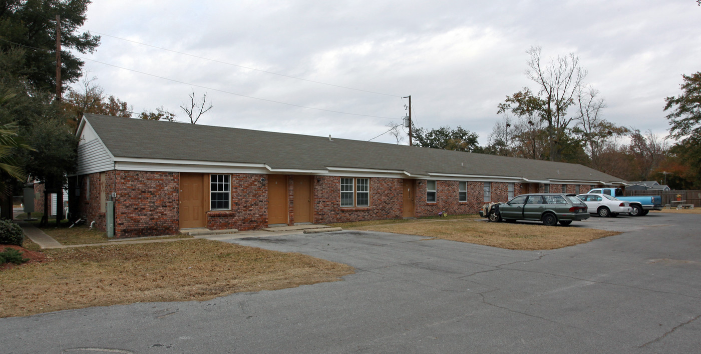 Gulf Breeze Apartments in Pascagoula, MS - Building Photo