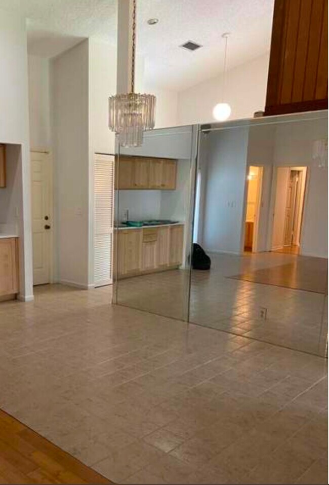 4931 NW 86th Ave in Lauderhill, FL - Foto de edificio - Building Photo