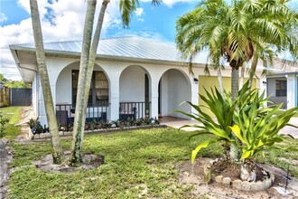 668 107th Ave N, Unit Private Bedroom in Naples, FL - Building Photo - Building Photo