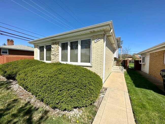 property at 933 N Western Ave