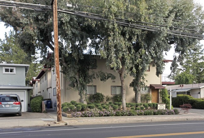 Middle Ave Apt in Menlo Park, CA - Foto de edificio - Building Photo