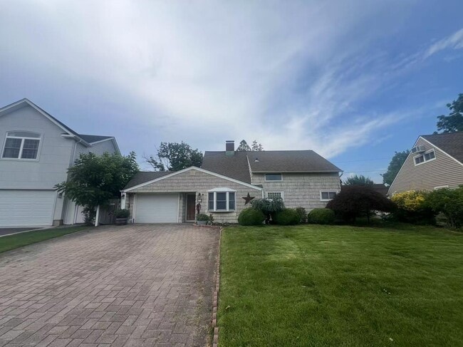 8 Bridge Ln in Hicksville, NY - Building Photo - Building Photo