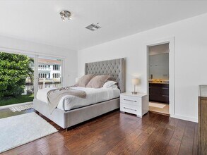 16473 NE 31st Ave in Miami, FL - Building Photo - Building Photo