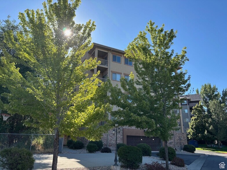 1225 Wolf Hollow Ln in Salt Lake City, UT - Building Photo