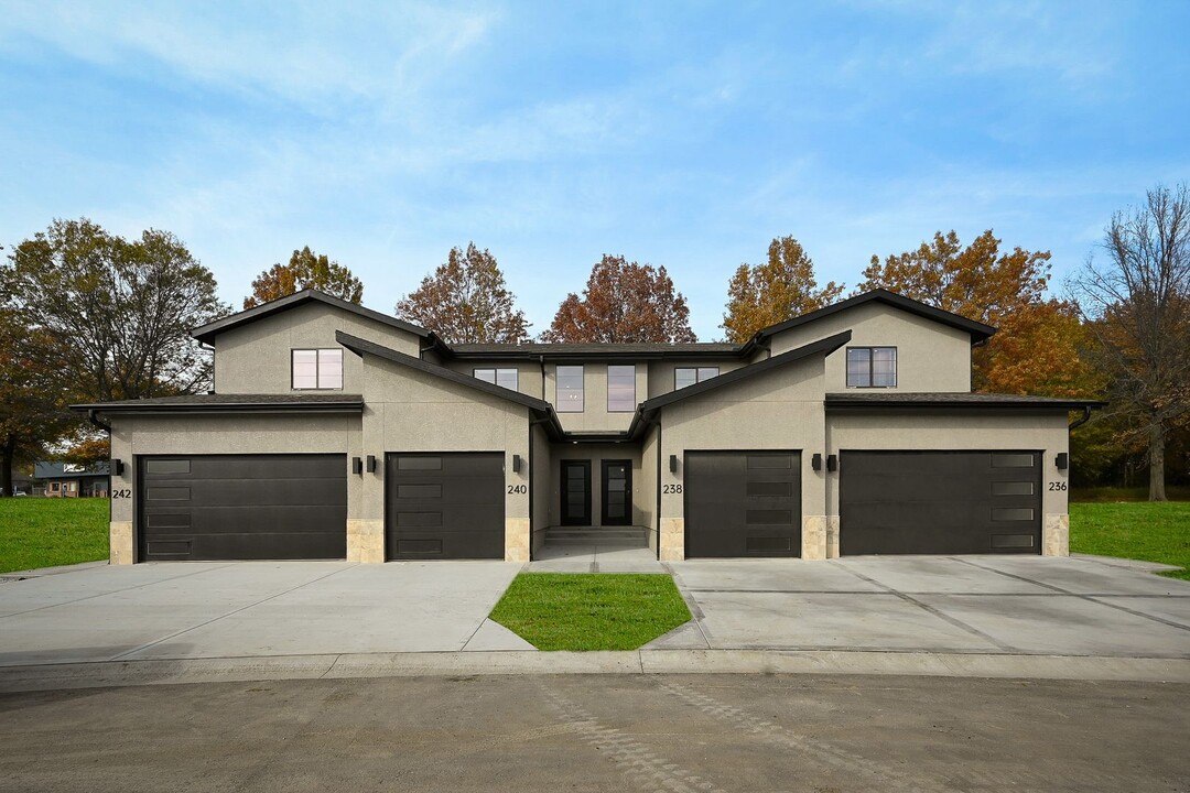 220 Sumac Rd in Raymore, MO - Building Photo