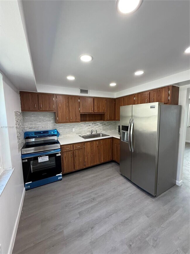 23 SE 12th St in Dania Beach, FL - Building Photo - Building Photo