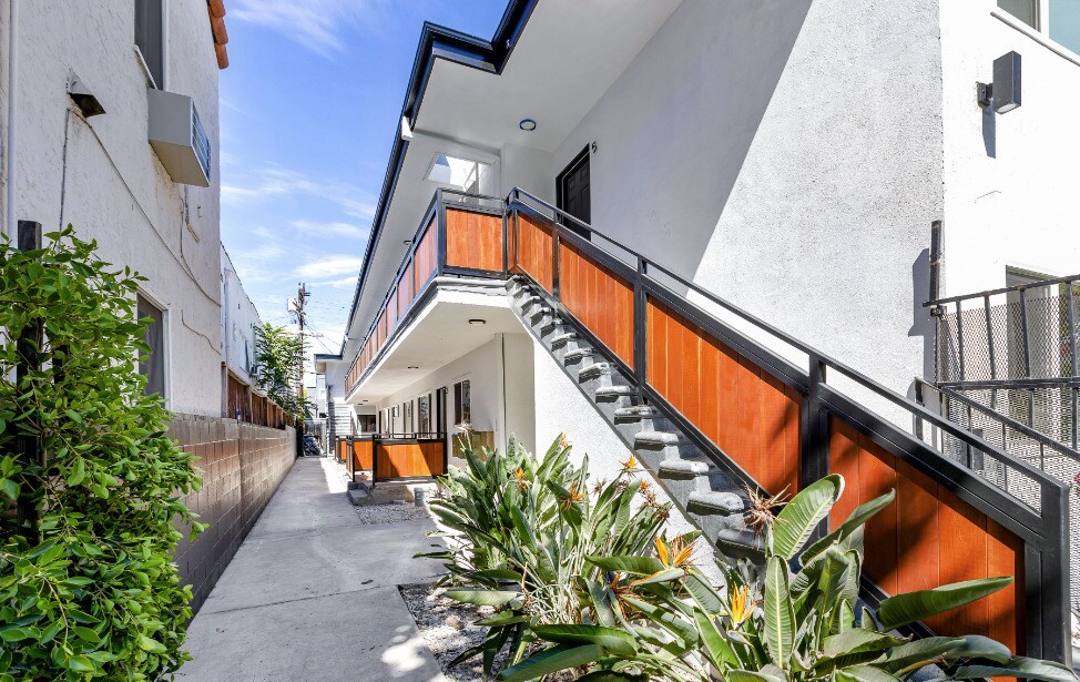 6107 Eleanor Ave in Los Angeles, CA - Building Photo