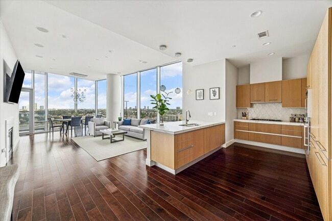 2727 Kirby Dr in Houston, TX - Building Photo - Building Photo