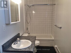 222 Kenilworth Ave in Toronto, ON - Building Photo - Building Photo