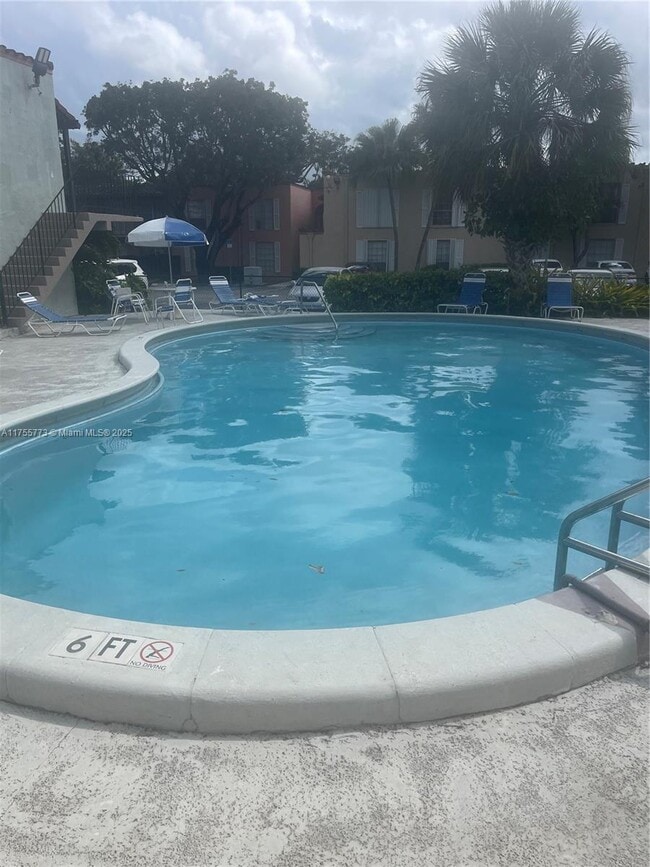 10790 N Kendall Dr in Miami, FL - Building Photo - Building Photo