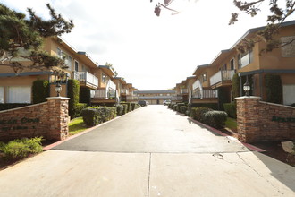 Pelican Cove Apartments in Oceanside, CA - Building Photo - Building Photo