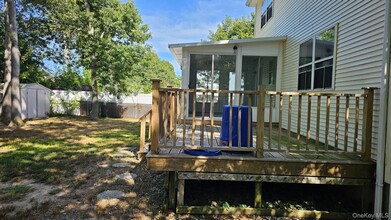 81 Parkwood Dr in Mastic Beach, NY - Building Photo - Building Photo