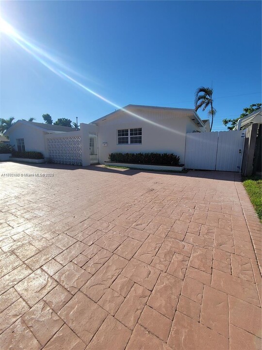 12305 SW 42nd St in Miami, FL - Building Photo