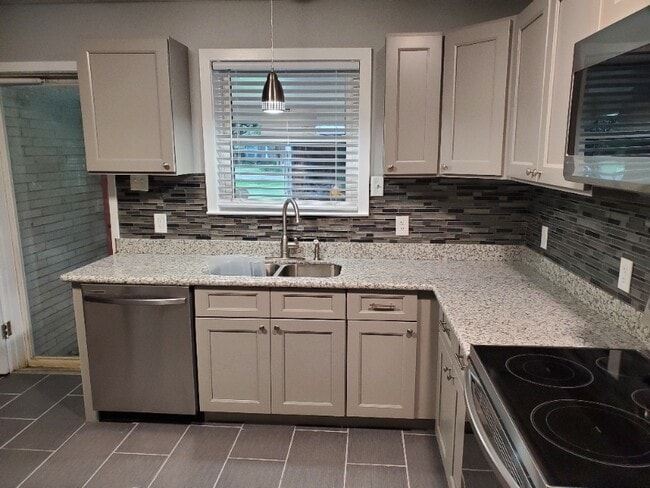 604 Maple St in Denham Springs, LA - Building Photo - Building Photo