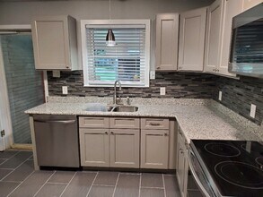 604 Maple St in Denham Springs, LA - Foto de edificio - Building Photo