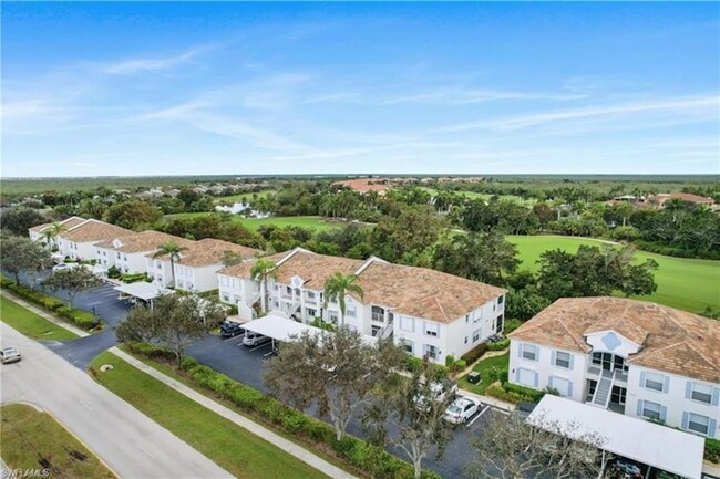 1024 Mainsail Dr, Unit 512 in Naples, FL - Foto de edificio - Building Photo