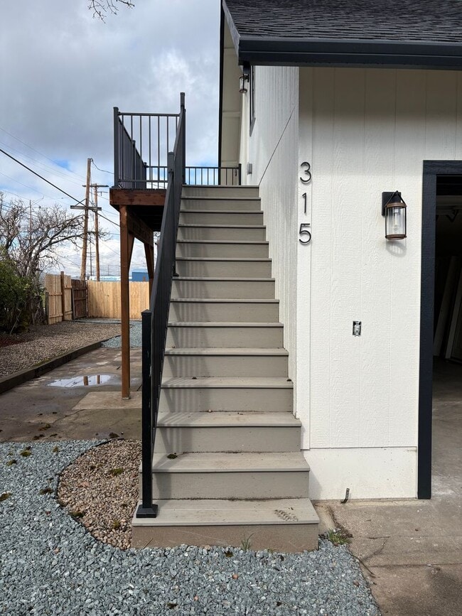 property at 315 N 1st St