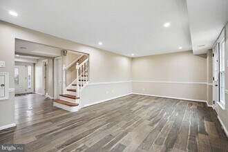 8102 Pinelake Ct in Alexandria, VA - Foto de edificio - Building Photo