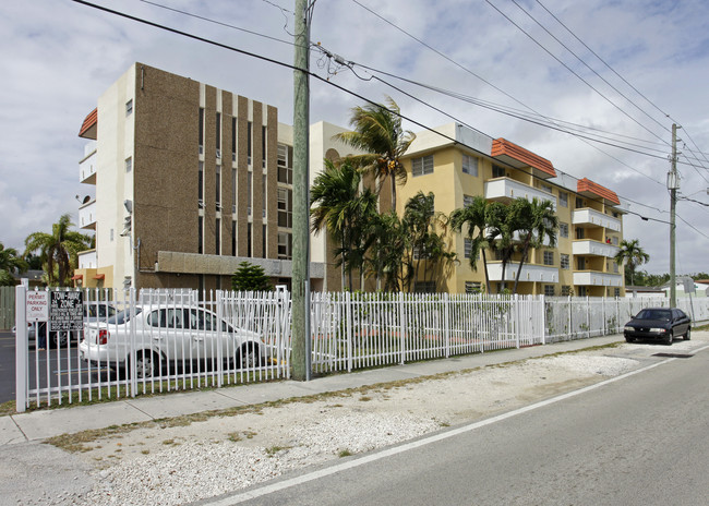 Biscayne Tower Apartments in Miami, FL - Building Photo - Building Photo