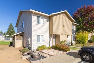 Shingle Terrace Apartments in Shingle Springs, CA - Foto de edificio - Primary Photo