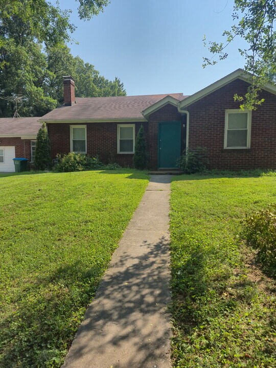 1 Woodside Dr in Belleville, IL - Foto de edificio
