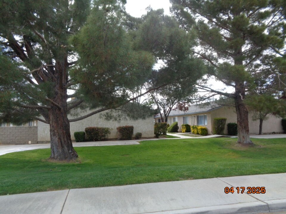 2821 Desert St in Rosamond, CA - Foto de edificio