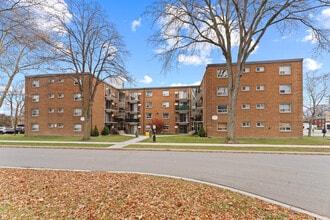 Randal Court in Windsor, ON - Building Photo - Building Photo