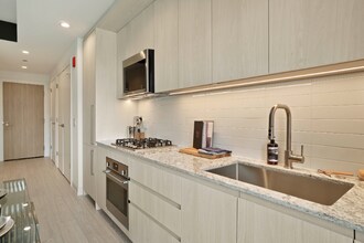 341 N Halsted St in Chicago, IL - Building Photo - Building Photo