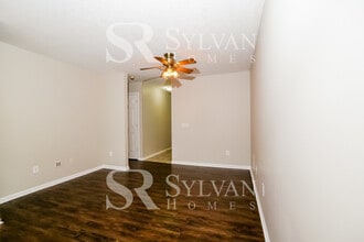 5351 Pelham Way in Indianapolis, IN - Foto de edificio - Building Photo